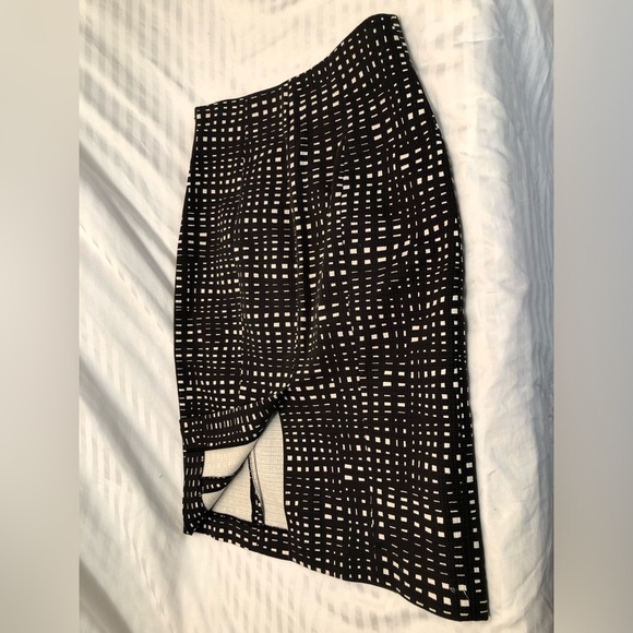 Theory Pencil Skirt Geometric Lines Black White Back Slit Unlined Size 0 - Picture 6 of 16